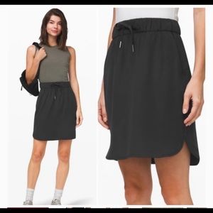 Lululemon “On the Fly” skirt. Black, size 6.